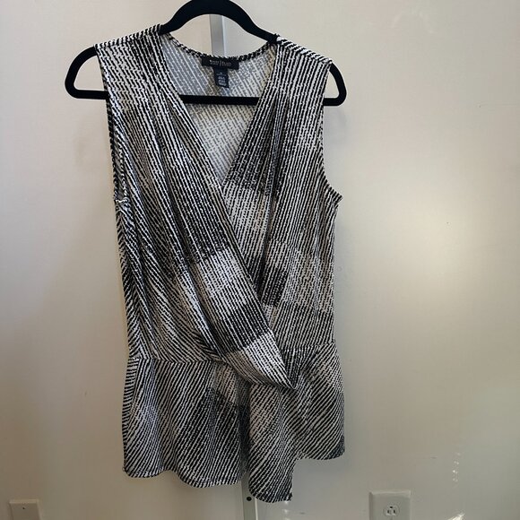 White House Black Market Sleeveless Faux Wrap Black White Abstract Top Sz M - Picture 3 of 8